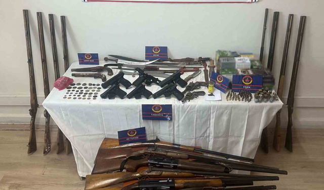 Manisa'da jandarmadan operasyon: Ev adeta cephanelik çıktı