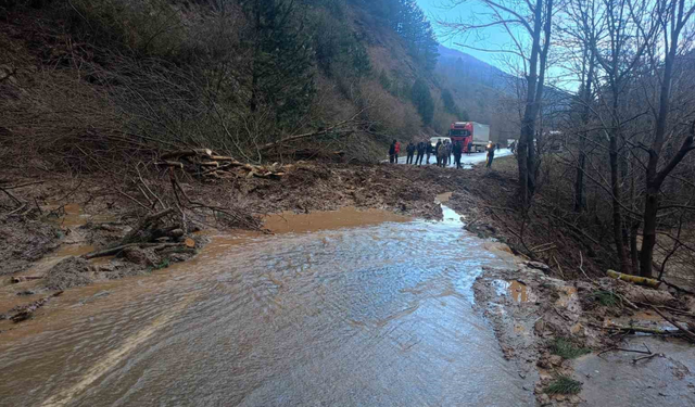 Ödemiş-Salihli yolunda heyelan meydana geldi