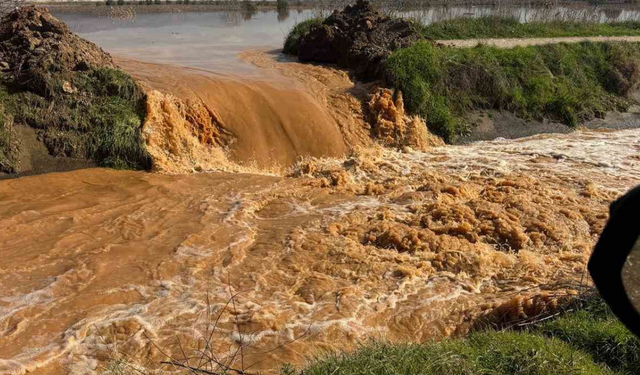 Salihli’de Gediz Nehri taştı: Mahsur kalanlar traktörlerle tahliye edildi