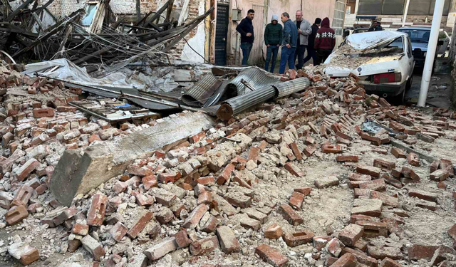 Sarıgöl’de sağanak yağış metruk binayı yıktı