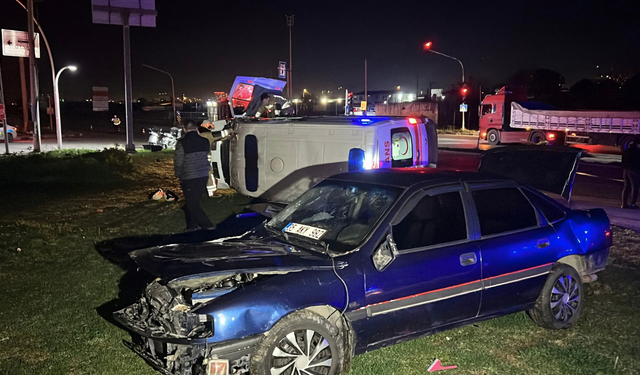 Şehzadeler'de gece yarısı feci kaza :Ambulans ile otomobil çarpıştı, 5 yaralı