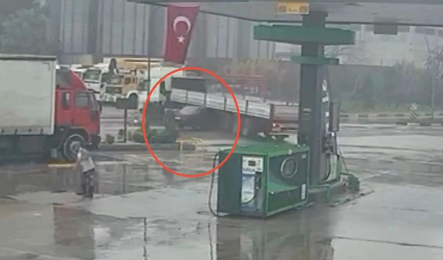 Turgutlu’da korkutan kaza: Otomobil tırın altına girdi, 1 yaralı