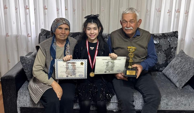 Minik piyanistten bayramda büyük gurur