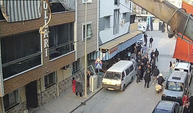 Direksiyonu kırdı, otomobil bakkala girdi