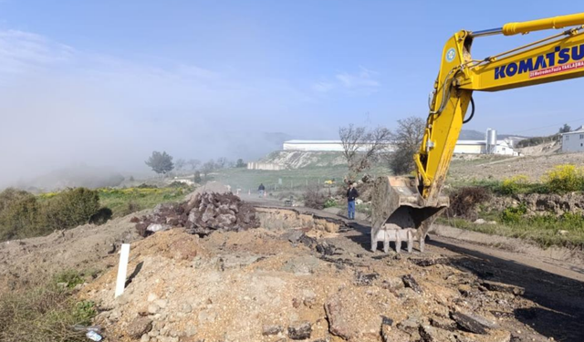 Selendi-Kula eski karayolunda çökme: Yol ulaşıma kapatıldı