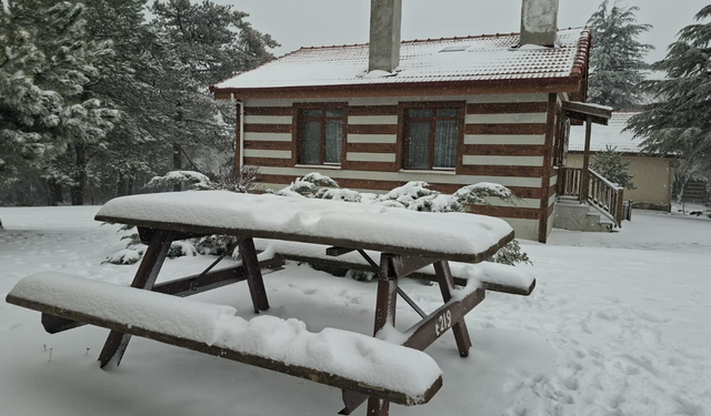 Spil Dağı bayramda beyaza büründü