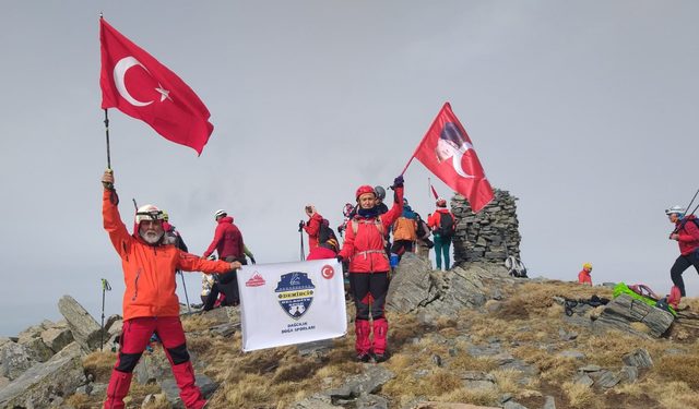 Demircili dağcılar Kaz Dağları zirvesinde Türk bayrağını dalgalandırdı