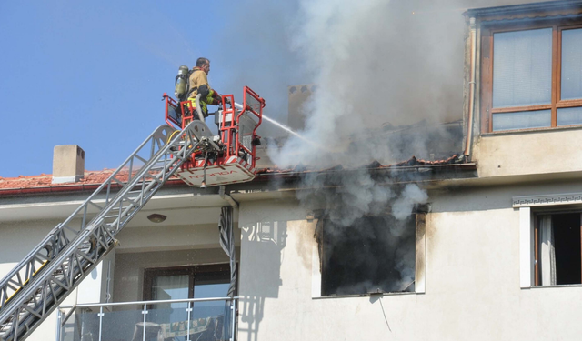Manisa Salihli’de 4 katlı binada yangın: Çatı katına sıçrayan alevler 3 saatte söndürüldü