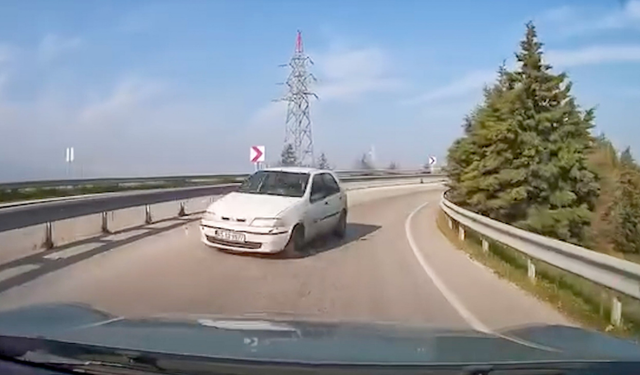 Yunusemre'de ters yönde ilerleyen araç trafikte tehlike yarattı