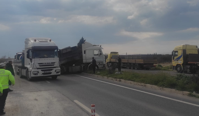 Salihli'de tır ve kamyon çarpıştı: 2 sürücü yaralandı
