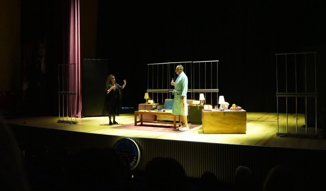 Turgutlu’da sahnelenen Aşk-ı Müebbet oyunu izleyiciden tam not aldı