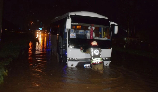 Turgutlu’da sağanak alarmı: Araçlar yolda mahsur kaldı