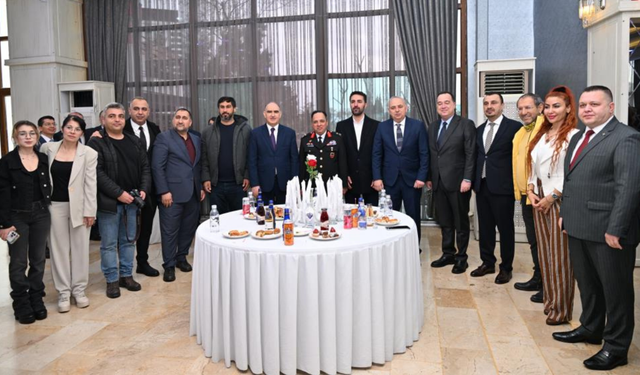 Manisa’da resmi bayramlaşma töreni Öğretmenevi’nde gerçekleşti