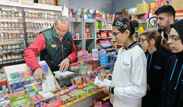 Manisalı öğrencilerden örnek davranış: Toplanan yardımlarla veresiye defteri kapatıldı