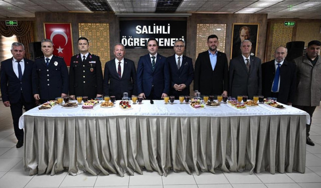 Salihli’de protokol ve vatandaşlar bayramlaştı