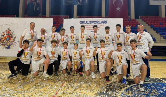 Salihli’nin yıldızları Hentbolda Türkiye şampiyonu