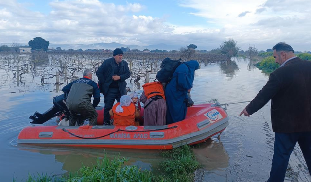 Gediz Nehri taştı: Selde mahsur kalan 10 kişi AFAD ekiplerince botla kurtarıldı