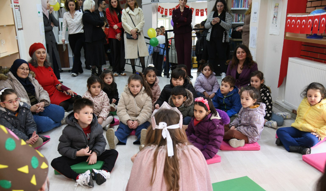 Yunusemre’de çocuklar kütüphanede hem okudu hem sahneye çıktı