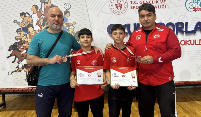 Yunusemreli yıldız güreşçilerden iki bronz madalya