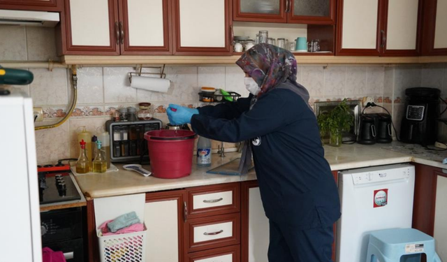 Başkan Balaban'ın talimatıyla yaşlı kadının evi temizlendi