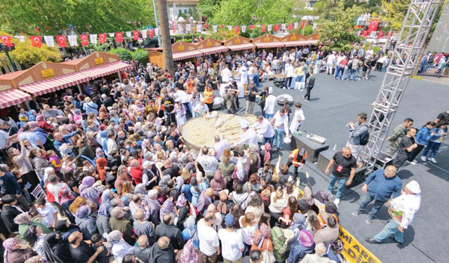 Mesir Festivali’nde 2 tonluk bahar pilavı vatandaşlara ikram edildi