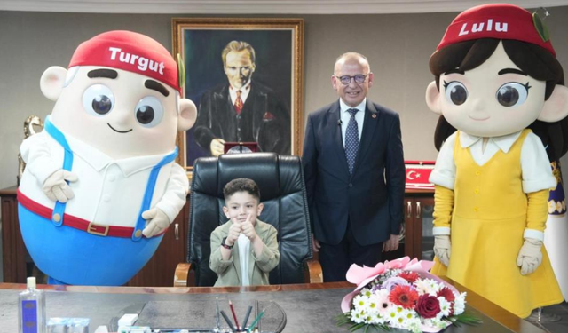 Turgutlu’da 23 Nisan coşkusu: Başkanlık koltuğu minik öğrenciye devredildi