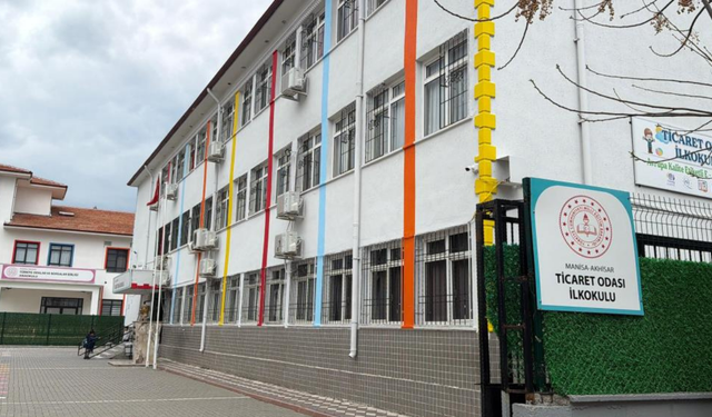 Akhisar’da bir ilkokulda tavan çöktü: 3 öğrenci yaralandı