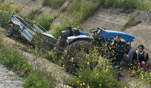 Turgutlu'da feci kaza: Ön lastiği fırlayan traktör takla attı, 2 yaralı
