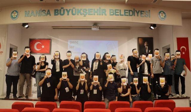 Yunusemre'de gençler Açık Mikrofon Etkinliği'nde söz aldı