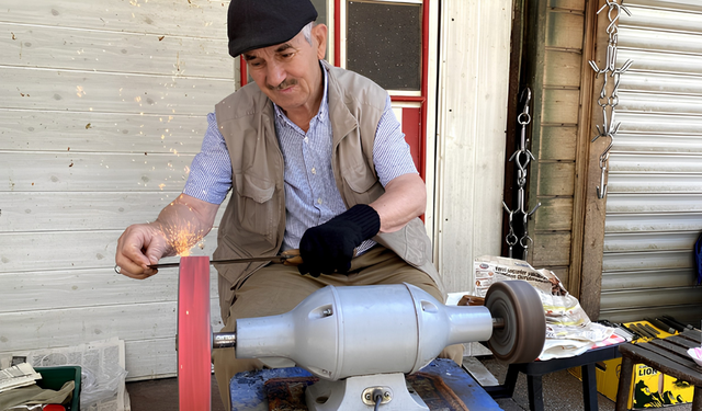 Manisa'da Kurban Bayramı öncesi bıçak bileme mesaisi arttı