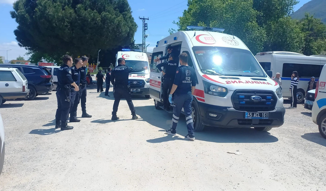 Cezaevi önünde ortalık karıştı: Manisa’da cezaevi önünde kavga!