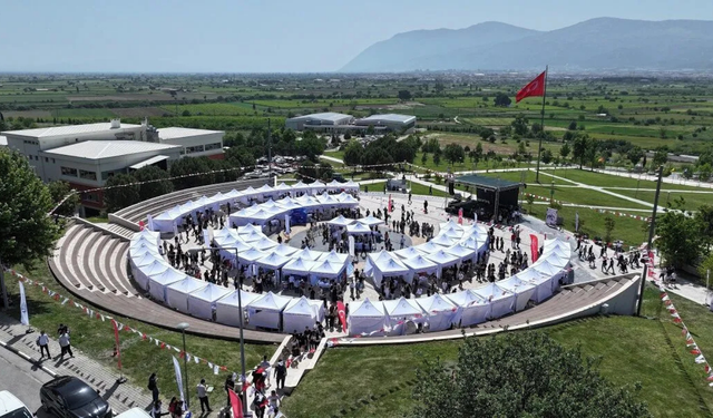 Manisa CBÜ’de kariyer fuarı ve bahar şenliği aynı sahada buluştu
