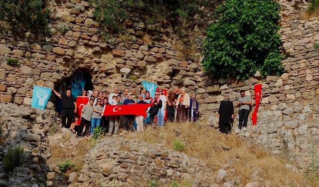 Manisa’da kültür gezisi: Yoğurtçu Kale’nin tarihi mirası katılımcılara anlatıldı