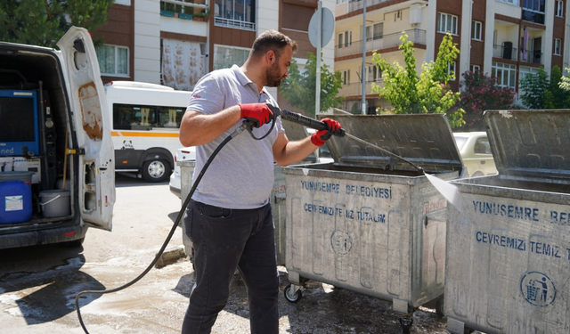 Yunusemre’de konteynerlere yaz temizliği ve dezenfeksiyon seferberliği