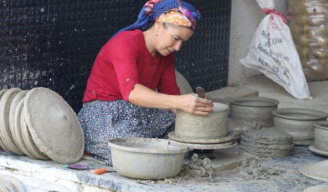 Volkanik taşlar kadınların ellerinde hayat buluyor: Salihli’nin asırlık çömlek geleneği yaşatılıyor