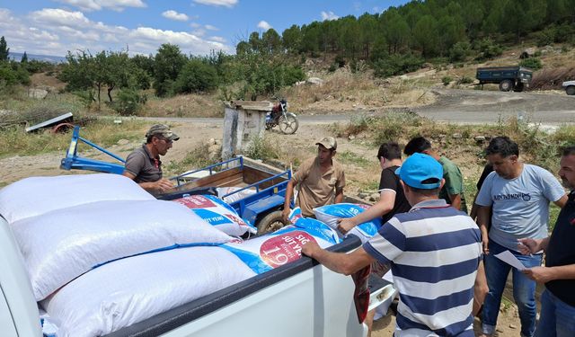 Büyükşehir’den yangından etkilenen Gördesli üreticiye yem desteği
