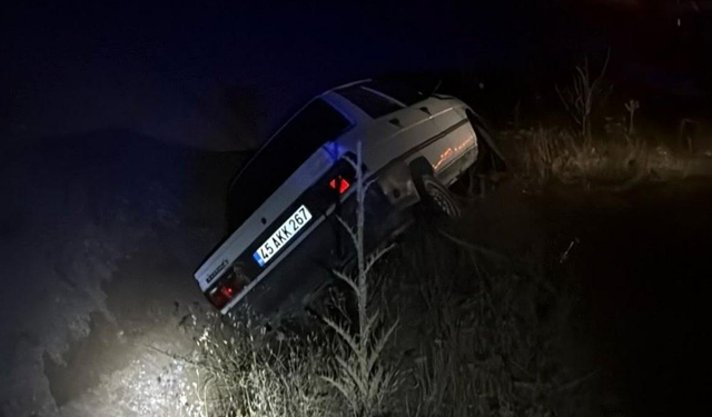 Gördes'te direksiyon hakimiyetini kaybetti: Otomobil araziye uçtu!