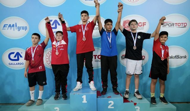 Yunusemreli minik güreşçiler Türkiye Şampiyonası'ndan 11 madalya ile döndü