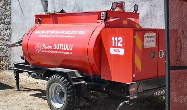 Büyükşehir’in tankeri yangının köye ulaşmasını engelledi