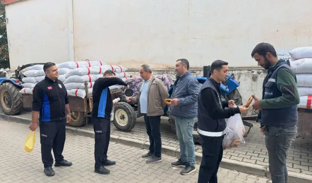 TMO önünde bekleyen üzüm üreticilerine belediyeden sıcak ikram