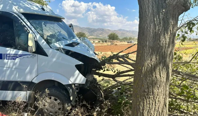 Manisa’da korkutan kaza! İşçi servisi kontrolden çıktı, 16 kişi yaralandı
