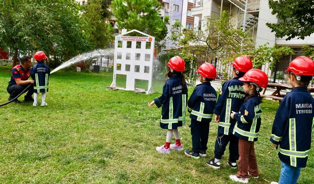Yunusemre'de çocuklara itfaiye farkındalığı: Minikler yangın simülasyonuna katıldı
