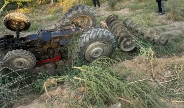 Alaşehir’de traktör devrildi: 2 çocuk babası çiftçi hayatını kaybetti