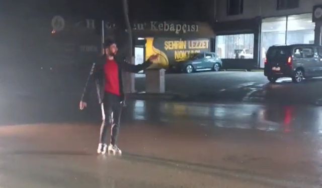Trafik ışıkları durdu, düdükle akış sağladı