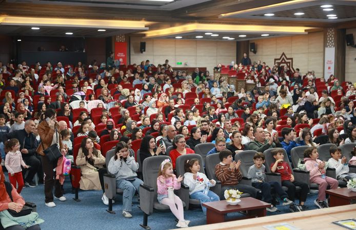 "Bizim Ayşe Abur Cubur Krallığı'nda" çocuklarla buluştu