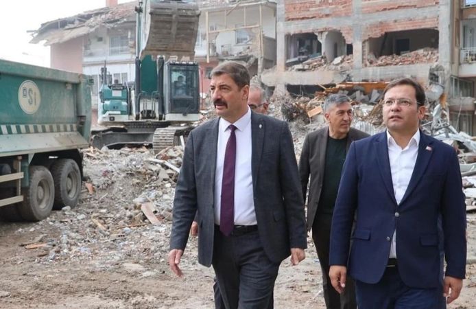 Manisa Kula Belediye Başkanı Hikmet Dönmez afet bölgesinde