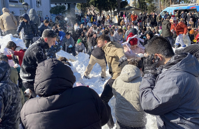 Alaşehir Belediyesi çocukların kar hasretini giderdi: Meydanlara 5 kamyon kar taşındı