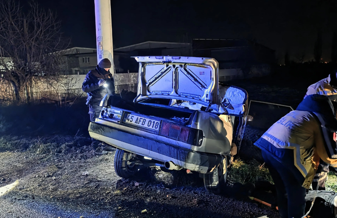 Salihli’de otomobil elektrik direğine çarptı: 1 ölü, 2 yaralı