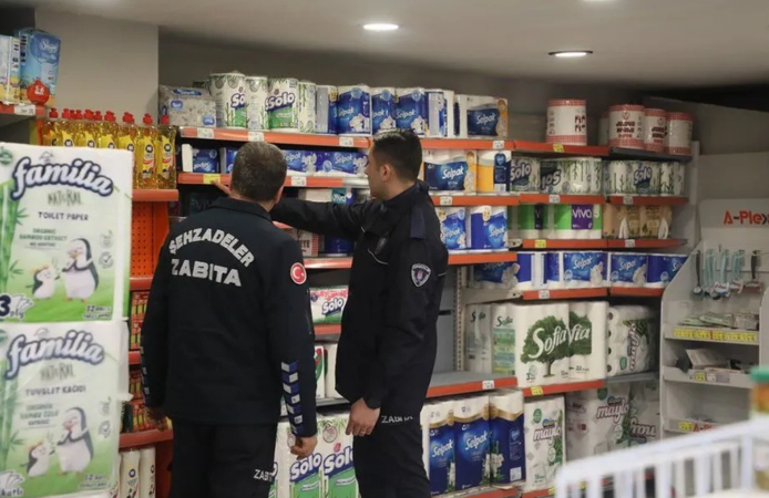 Zabıta ekipleri Şehzadeler’de marketleri titizlikle inceliyor