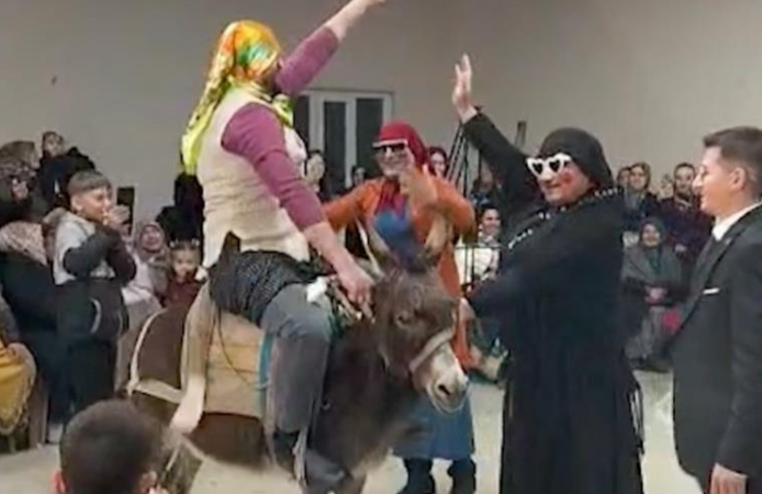 Gördes’te damat eğlencesi farklı boyut kazandı: Eşekle salona giren sağdıç misafirlerin üzerine düştü